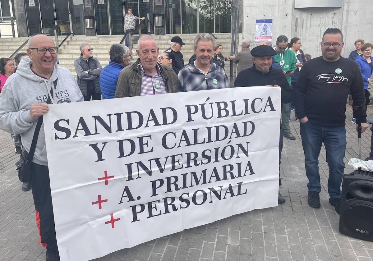 Los vecinos, concentrados frente al hospital comarcal.