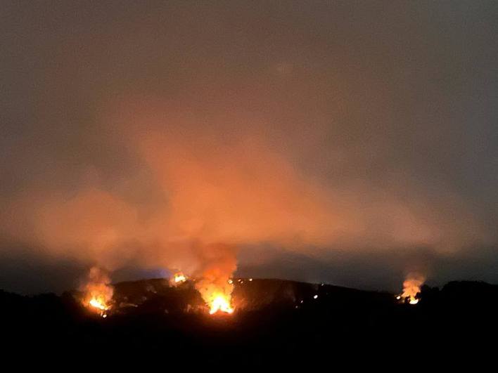 Incendio en la zona de Argañosu visto desde Gijón