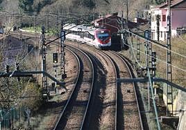 Un tren de cercanías de Renfe circulando en el tramo Lena-Oviedo.