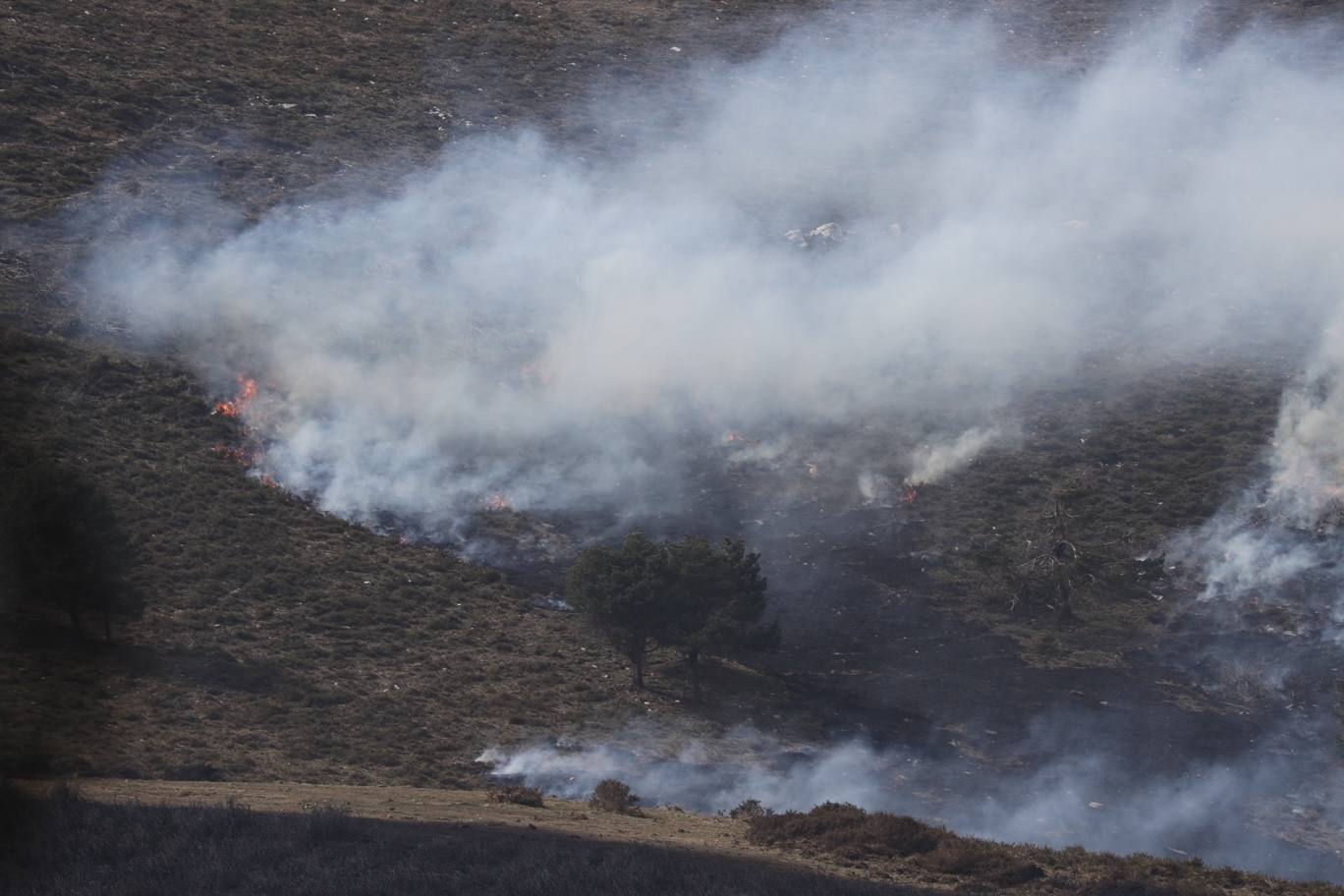 Las llamas se propagan sin descanso en Asturias