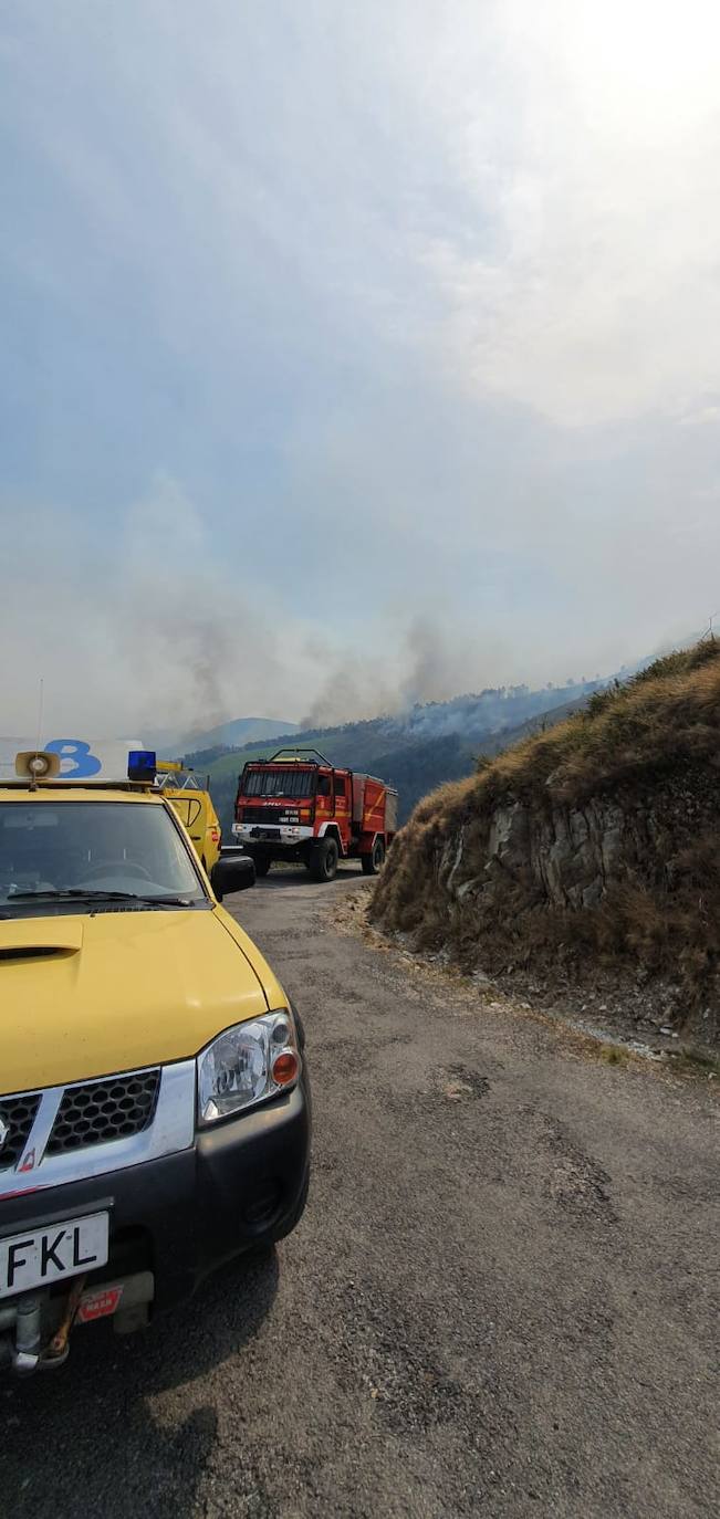 Las llamas se propagan sin descanso en Asturias