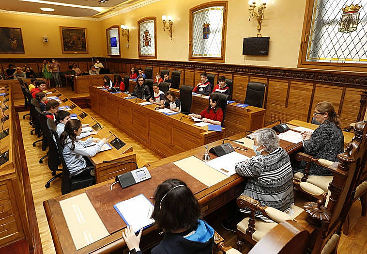 Imagen de uno de los Plenos del consejo de la Infancia y Adolescencia en el Ayuntamiento de Gijón.