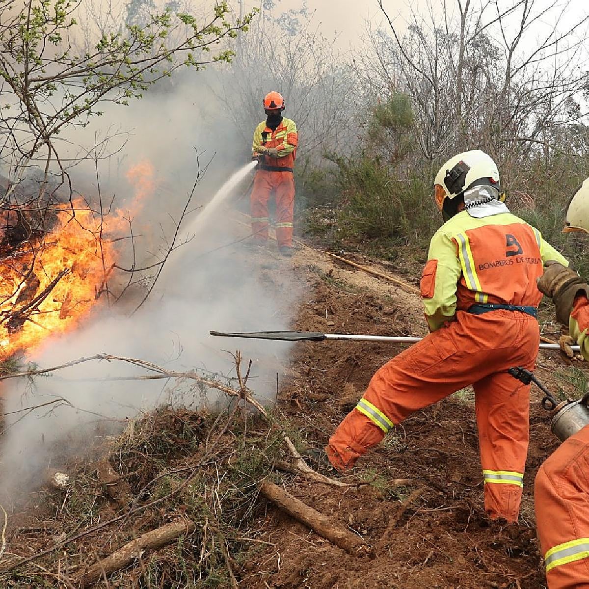 Cientos de desalojados y cortes de carreteras por los incendios