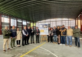 Alfredo Canteli, en el centro, junto a sus concejales y los vecinos de La Corredoria.