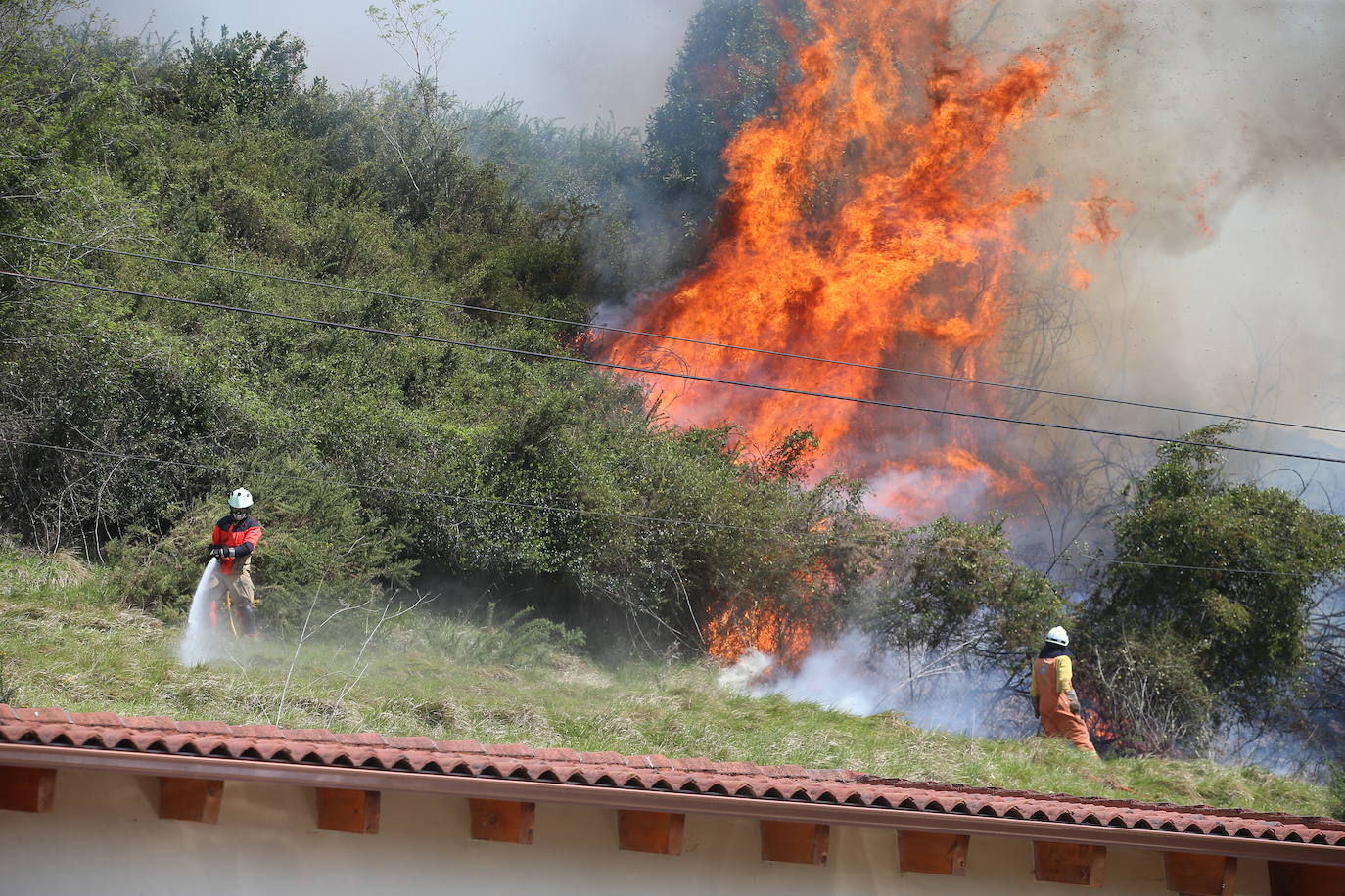 El fuego devora el Naranco