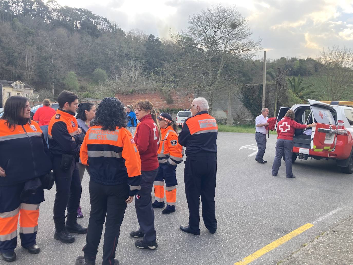 Personas desalojadas en el Polideportivo de Luarca