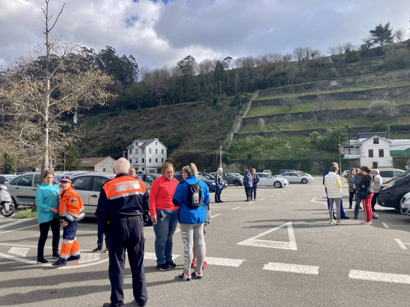 Personas desalojadas en el Polideportivo de Luarca