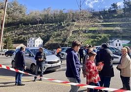 Las llamas cercaron Luarca esta noche, como se aprecia en esta imagen tomada desde la subida al faro