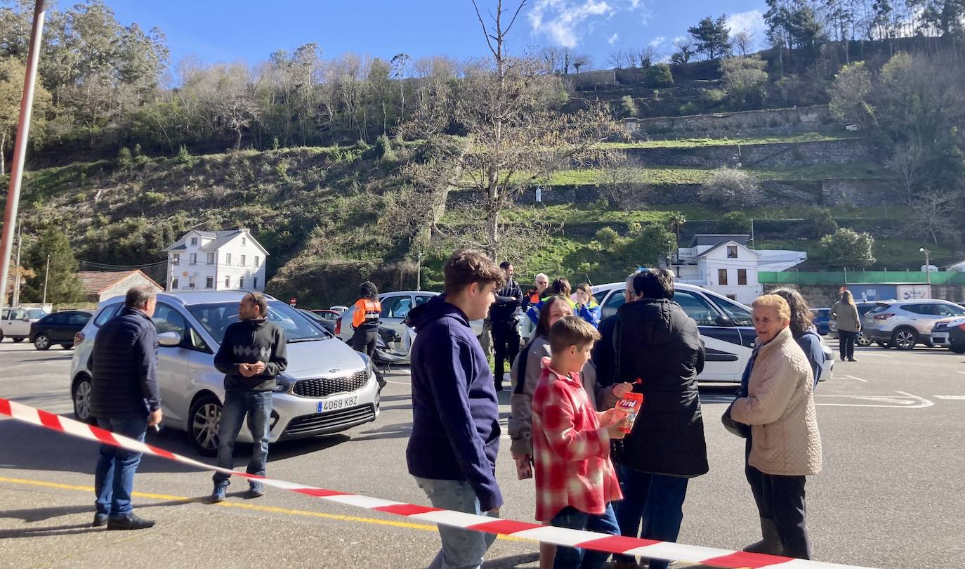 Personas desalojadas en el Polideportivo de Luarca