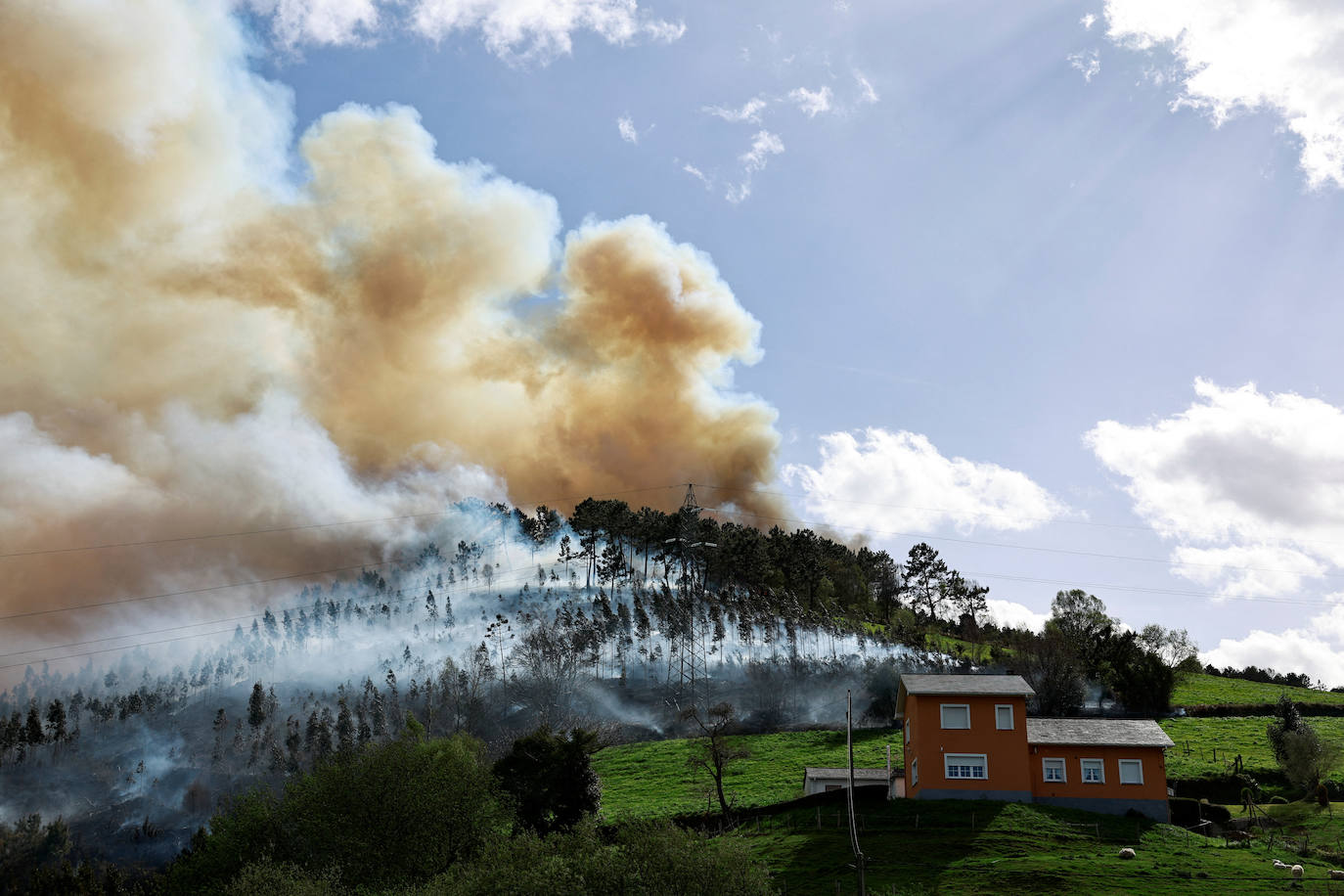 El fuego devasta Asturias