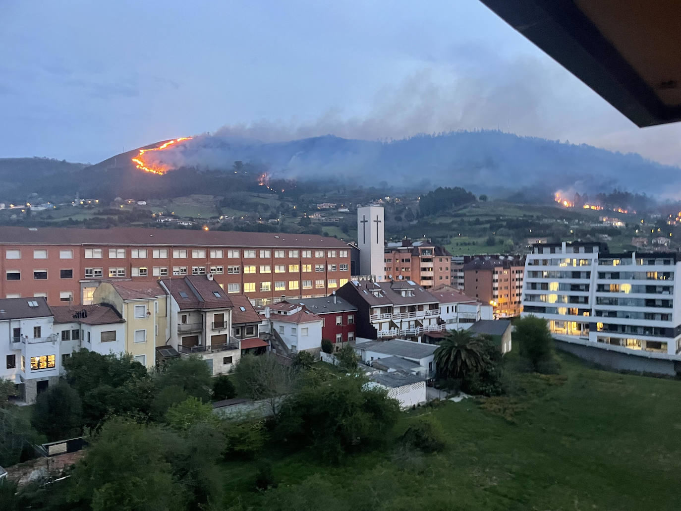 El fuego devora el Naranco