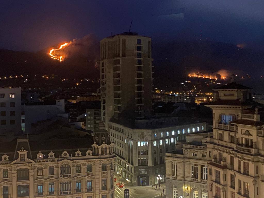 El fuego devora el Naranco