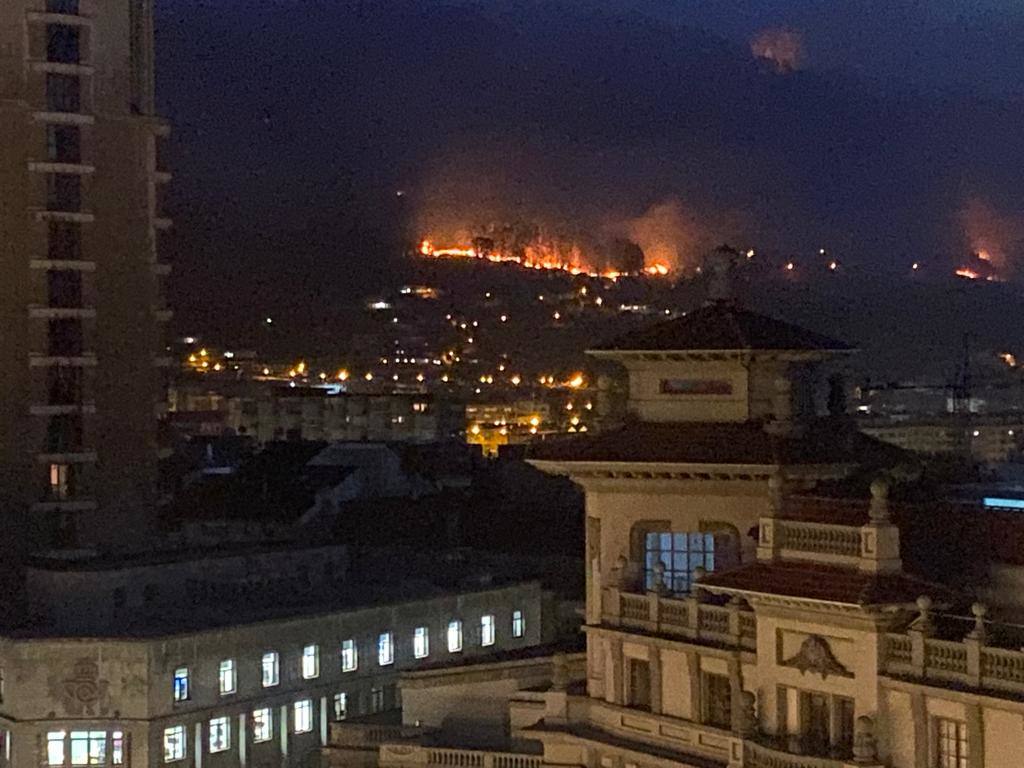 El fuego devora el Naranco