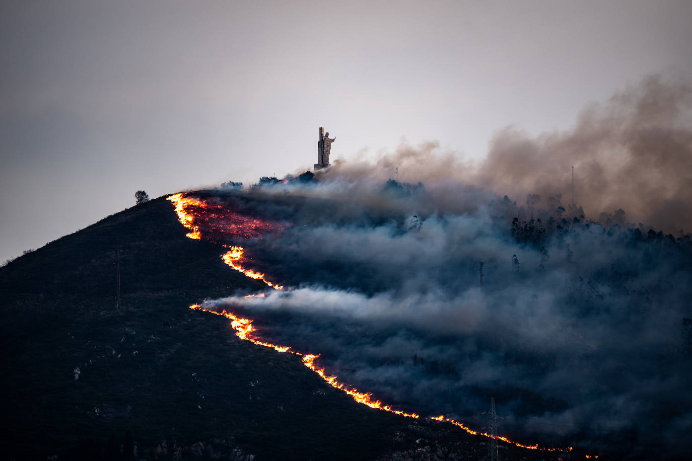 El fuego devora el Naranco