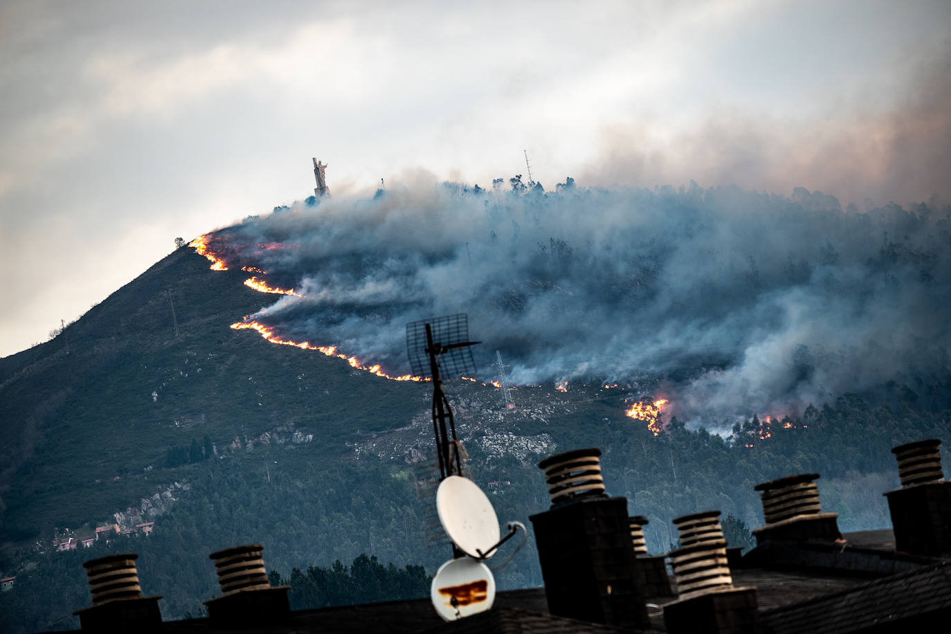 El fuego devora el Naranco