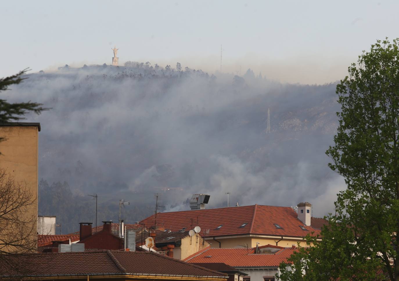 El fuego devora el Naranco