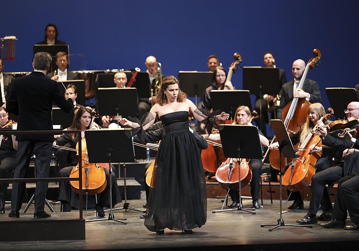 Sabina Puértolas, ayer en el Campoamor, junto al maestro Lucas Macías al frente de Oviedo Filarmonía.
