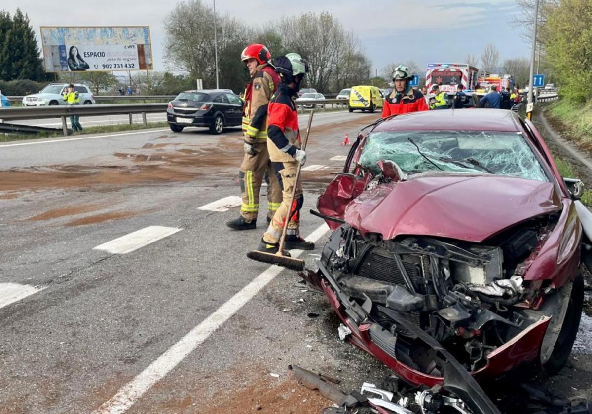 Estado en el que quedó el coche que iba en dirección contraria.