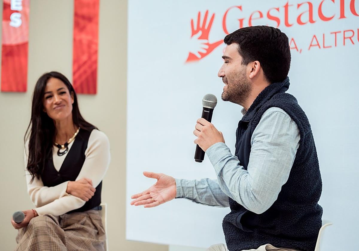 Begoña Villacís, ayer, con Eduardo Chaperón.