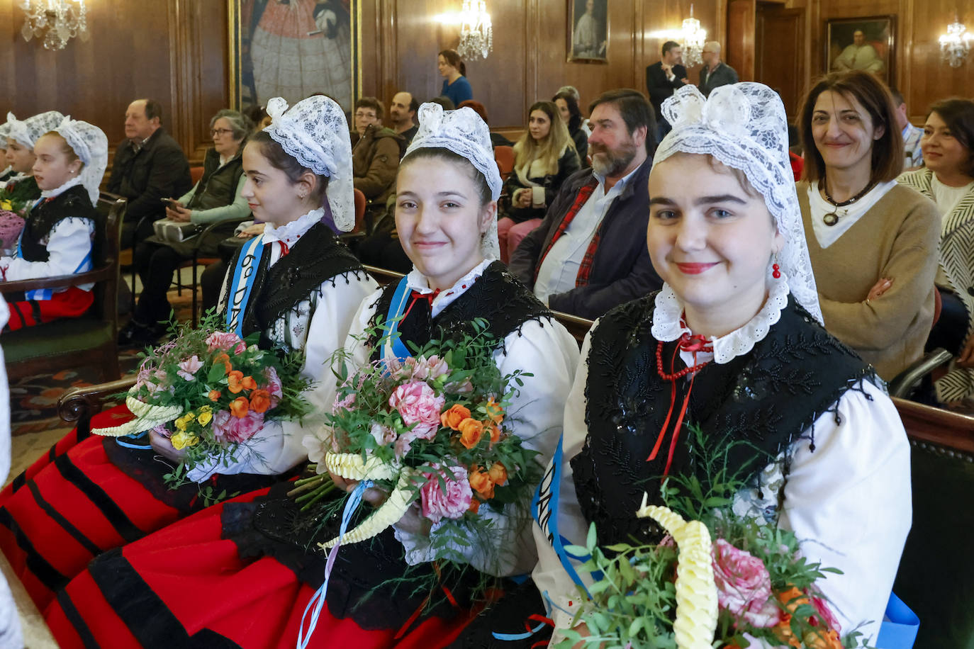 Imposición de bandas a la Xana, Xanina y damas
