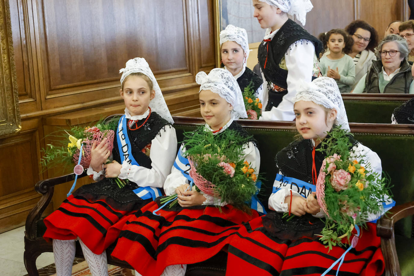 Imposición de bandas a la Xana, Xanina y damas