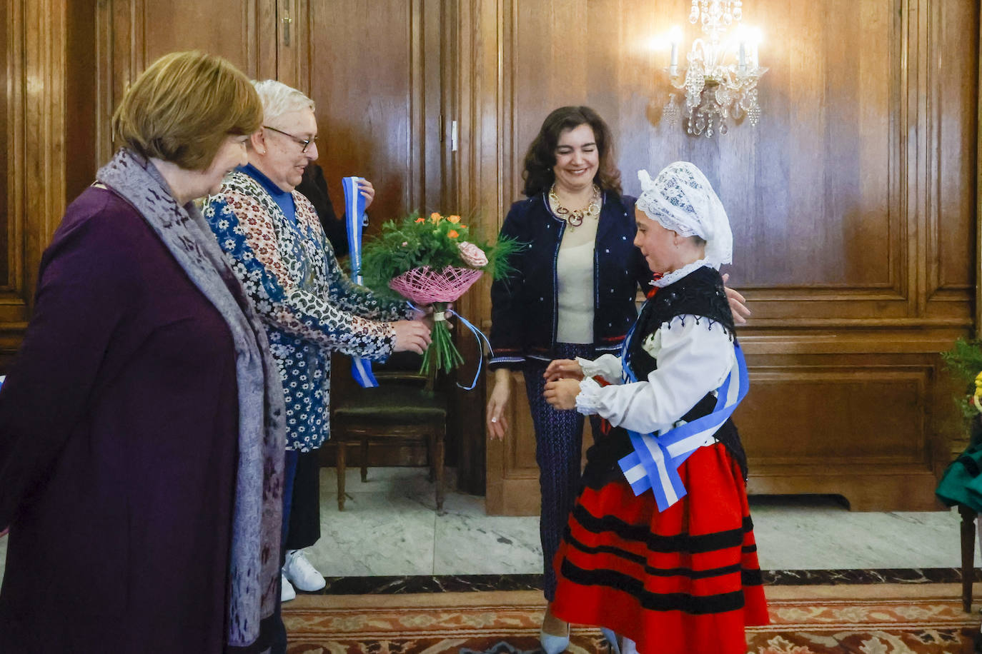 Imposición de bandas a la Xana, Xanina y damas