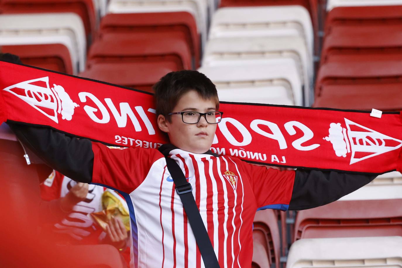 ¿Estuviste en el Sporting - Granada? ¡Búscate en las fotos!