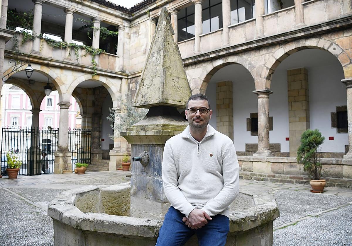 Carlos Mora, presidente de la Junta de Cofradías de la Semana Santa de Avilés, en el claustro de la parroquia de San Nicolás de Bari.