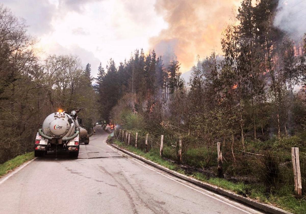 Varios tractores con cubas cargadas de agua combaten los fuegos en la zona del valle de Navelgas.