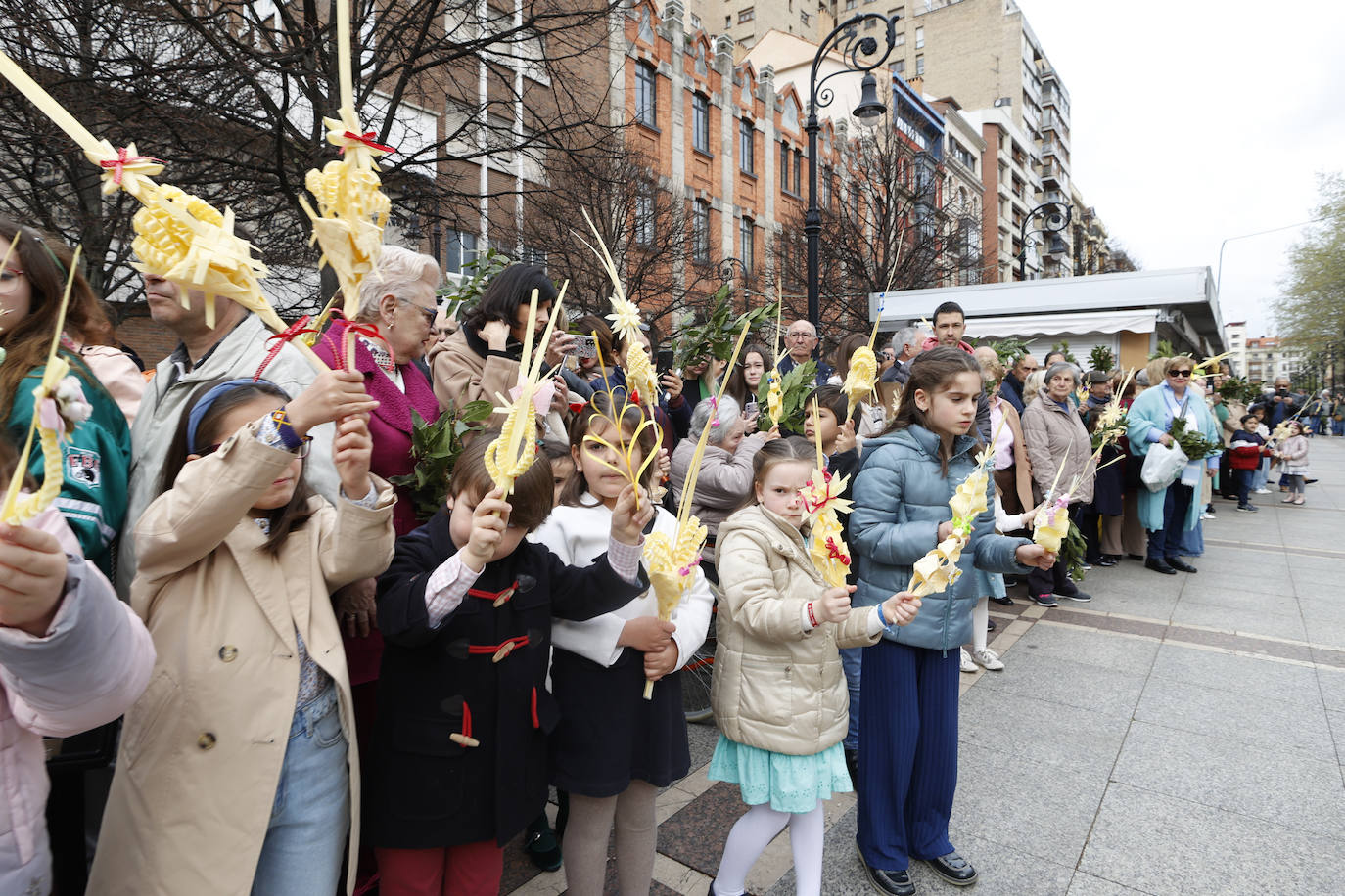 Multitudinario Domingo de Ramos en Gijón