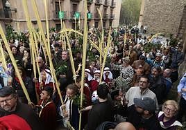 Avilés vive una multitudinaria procesión de La Borriquilla