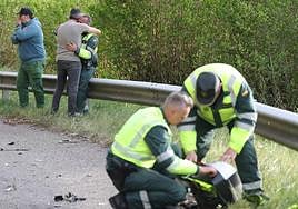 Vecinos y guardias desolados mientras los compañeros del agente retiran los restos de la moto de Dámaso.