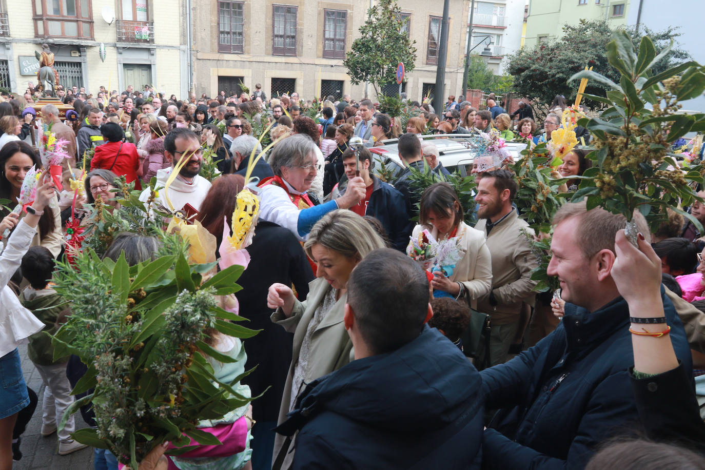 El Domingo de Ramos se celebra con entusiasmo en Pola de Siero