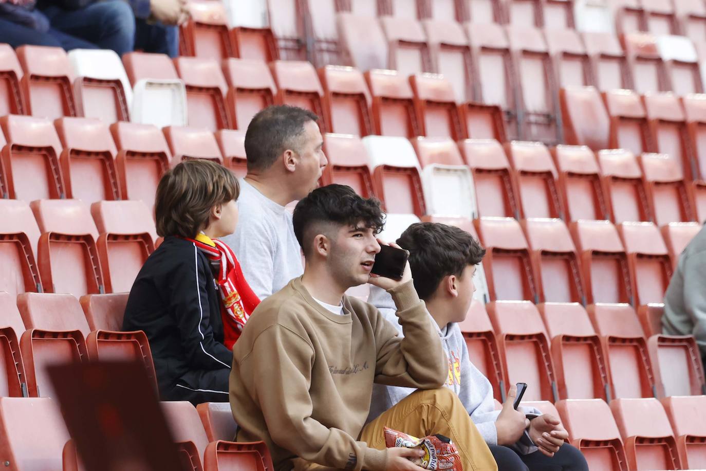 ¿Estuviste en el Sporting - Granada? ¡Búscate en las fotos!