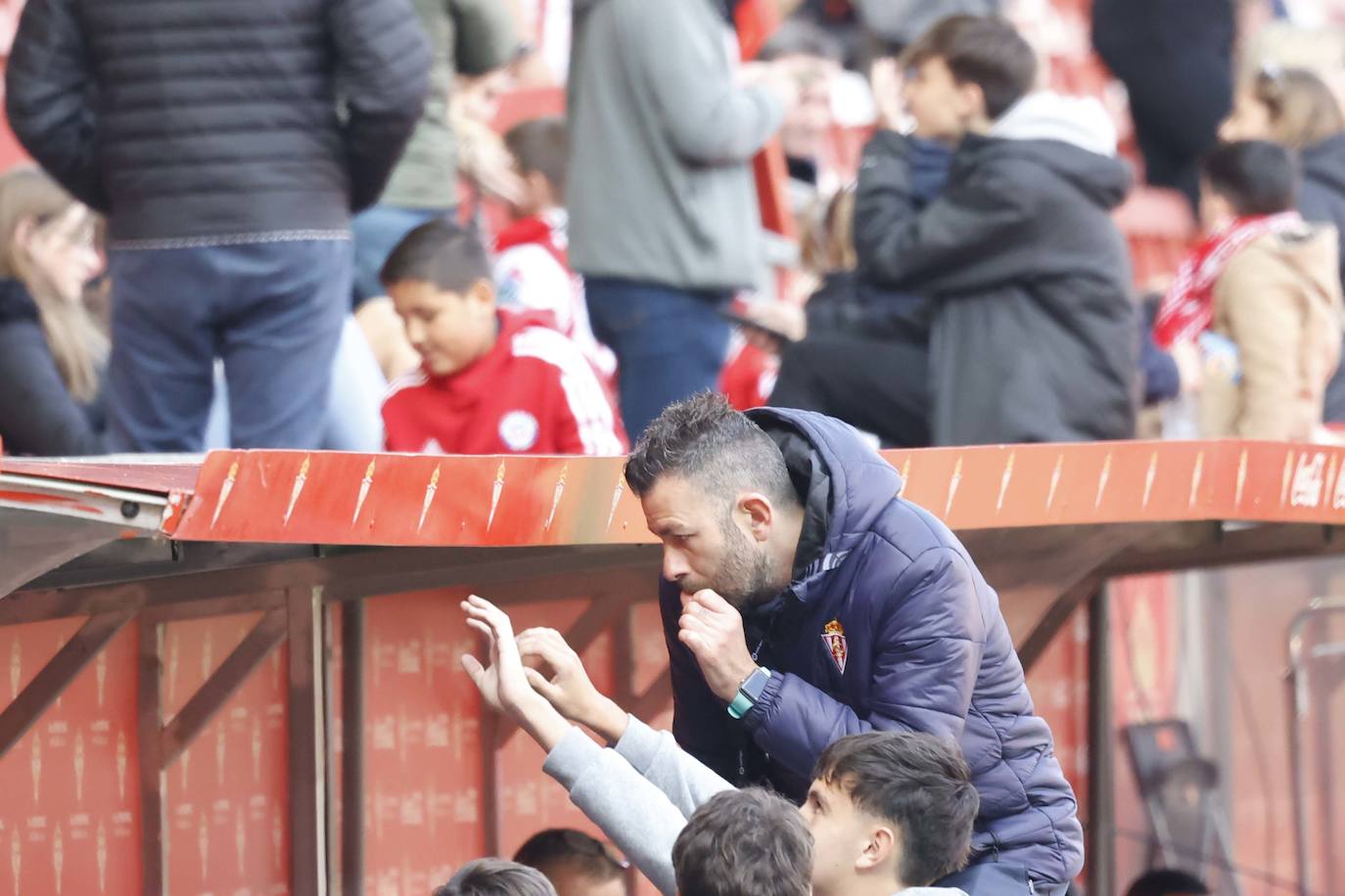 ¿Estuviste en el Sporting - Granada? ¡Búscate en las fotos!