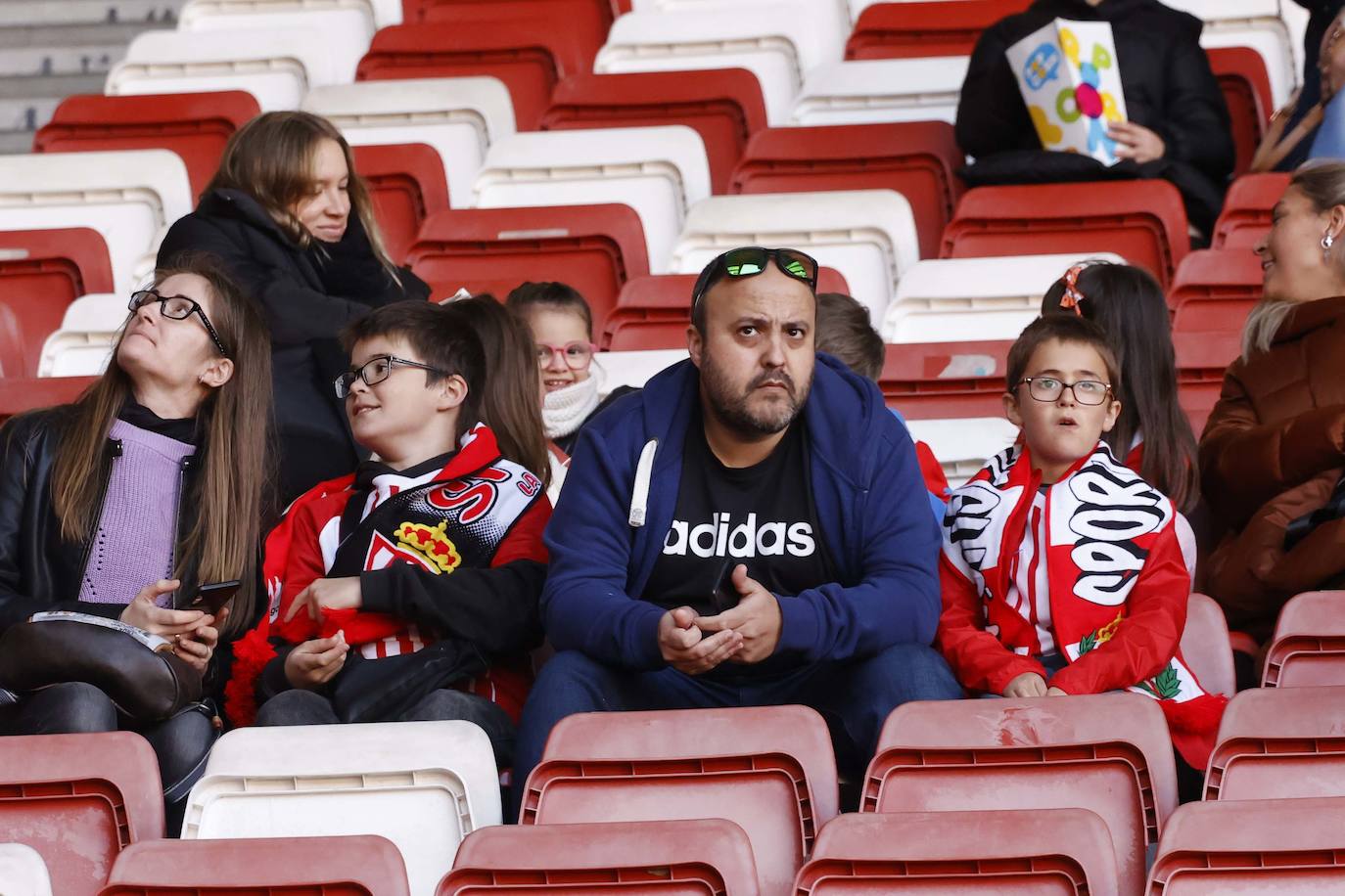 ¿Estuviste en el Sporting - Granada? ¡Búscate en las fotos!