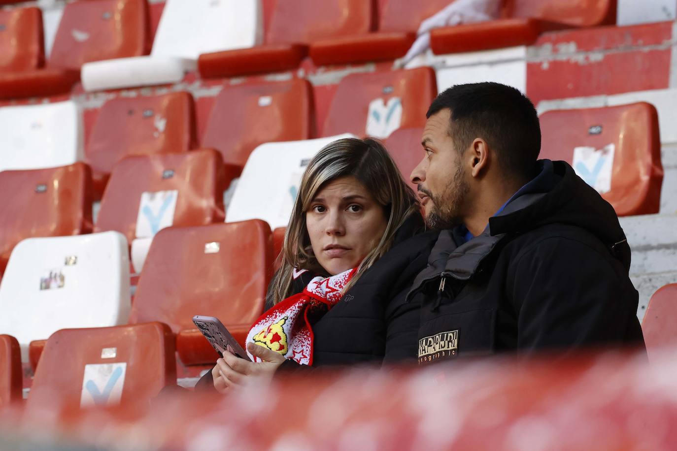 ¿Estuviste en el Sporting - Granada? ¡Búscate en las fotos!