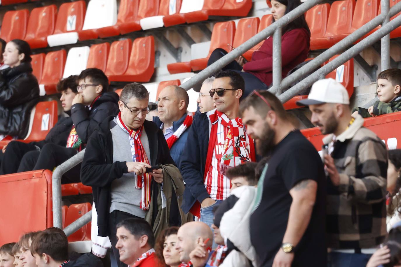 ¿Estuviste en el Sporting - Granada? ¡Búscate en las fotos!