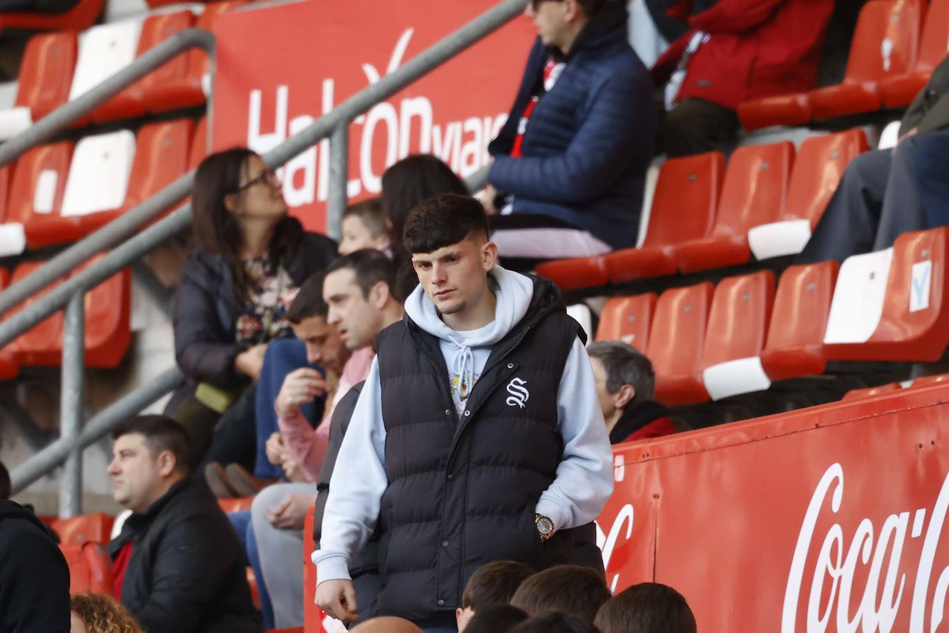 ¿Estuviste en el Sporting - Granada? ¡Búscate en las fotos!