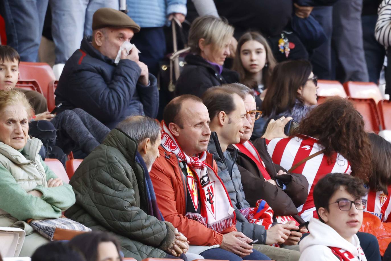 ¿Estuviste en el Sporting - Granada? ¡Búscate en las fotos!