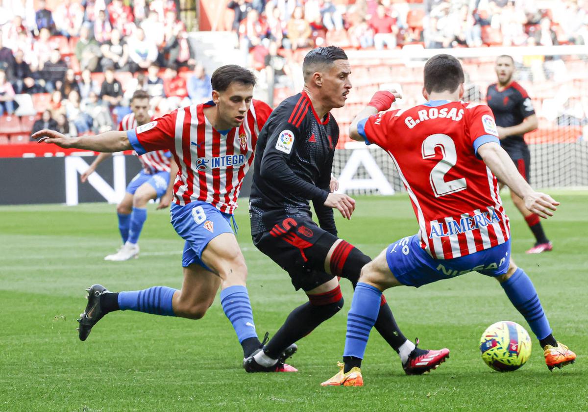 Una jugada del Sporting - Granada.