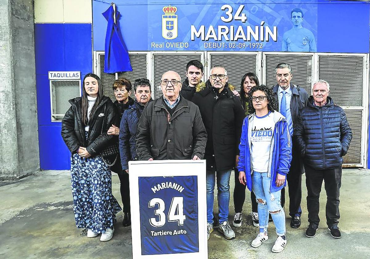 Marianín y familiares posan ante la puerta 34 que llevará el nombre del delantero.