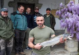 Precinto José Luis Vega Tomás, a las puertas del centro de control de salmones de Portazgo, en Arriondas.