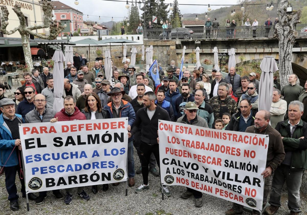 La sociedad de pescadores El Esmerillón, junto al alcalde de Cangas de Onís y José Luis Vega (en el centro), ayer durante la concentración.