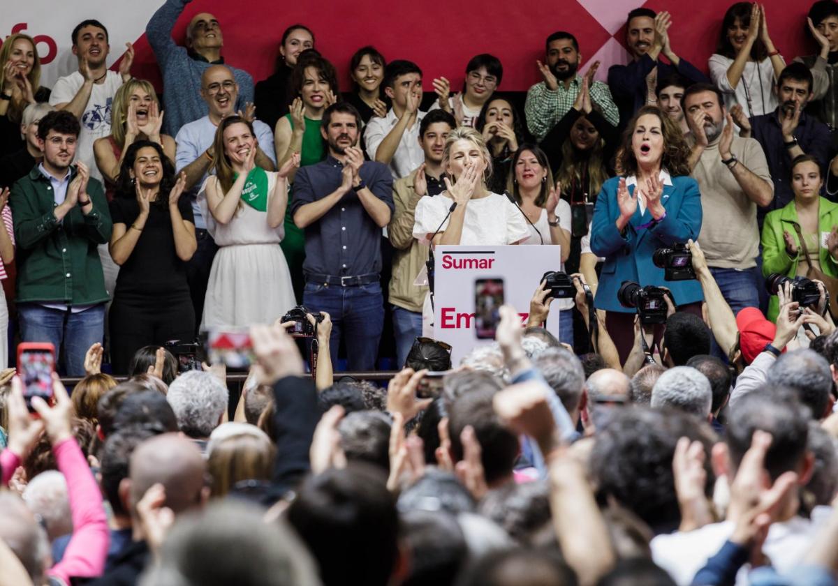 Yolanda Díaz responde con un beso a la multitud que la aclamó ayer en el madrileño polideportivo Magariños.