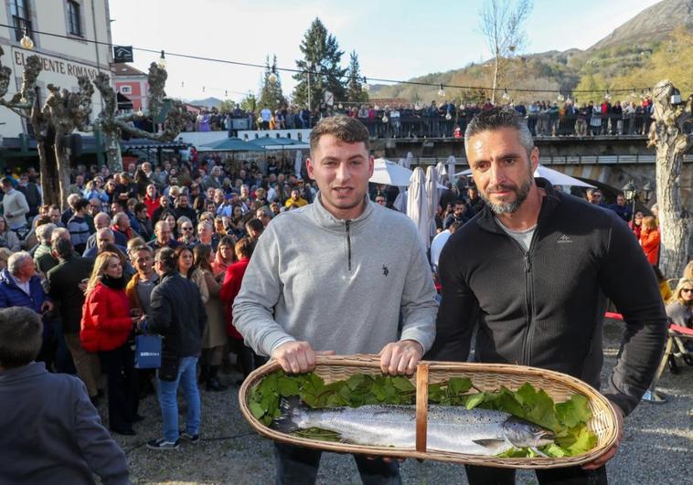 Adrián Mori (Grupo El Campanu) y José Luis Vega, tras la subasta del campanu en Cangas de Onís.