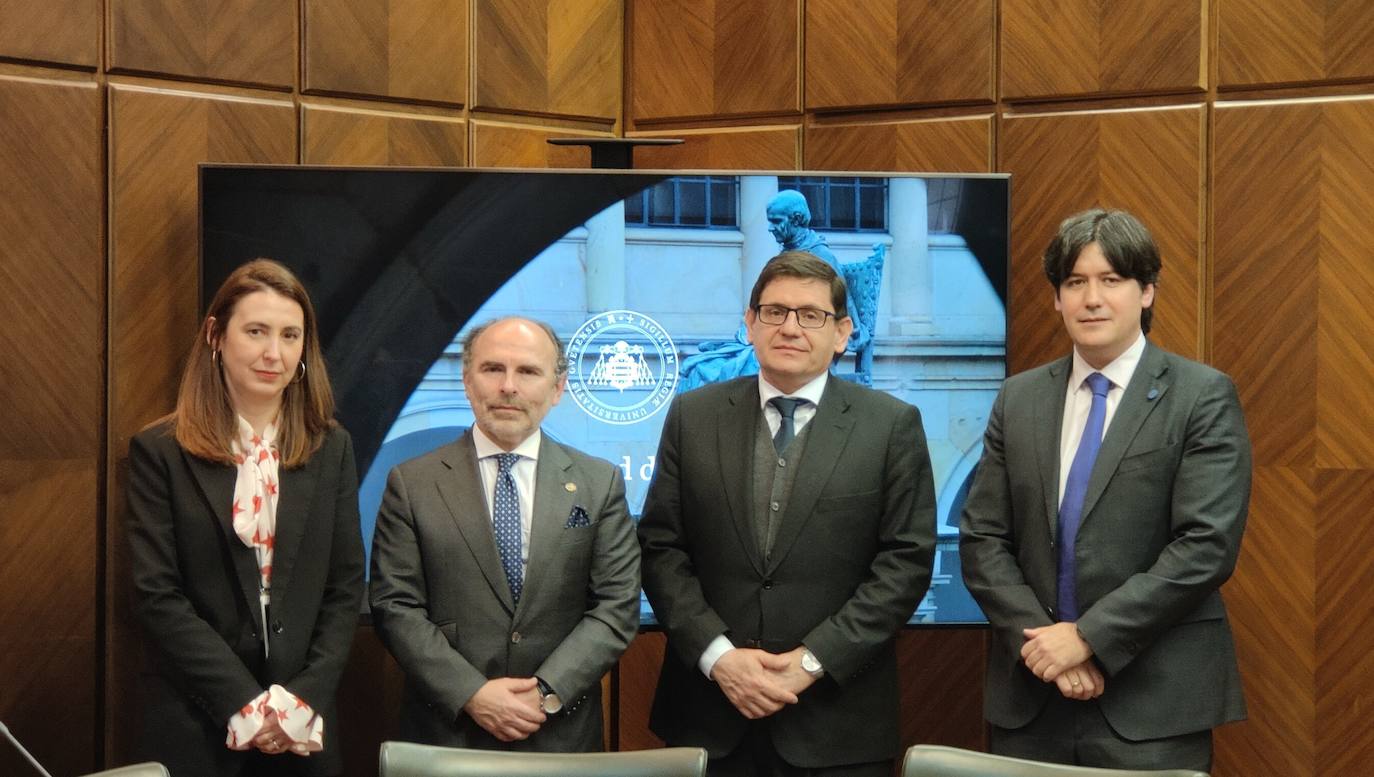 De izquierda a derecha, Cristina González, directora general de Universidad; Ignacio Villaverde, rector de la Universidad de Oviedo; Miguel Montoya, director de la Fundación del Tecnológico de Monterrey; y el consejero de Ciencia, Innovación y Universidad, Borja Sánchez.