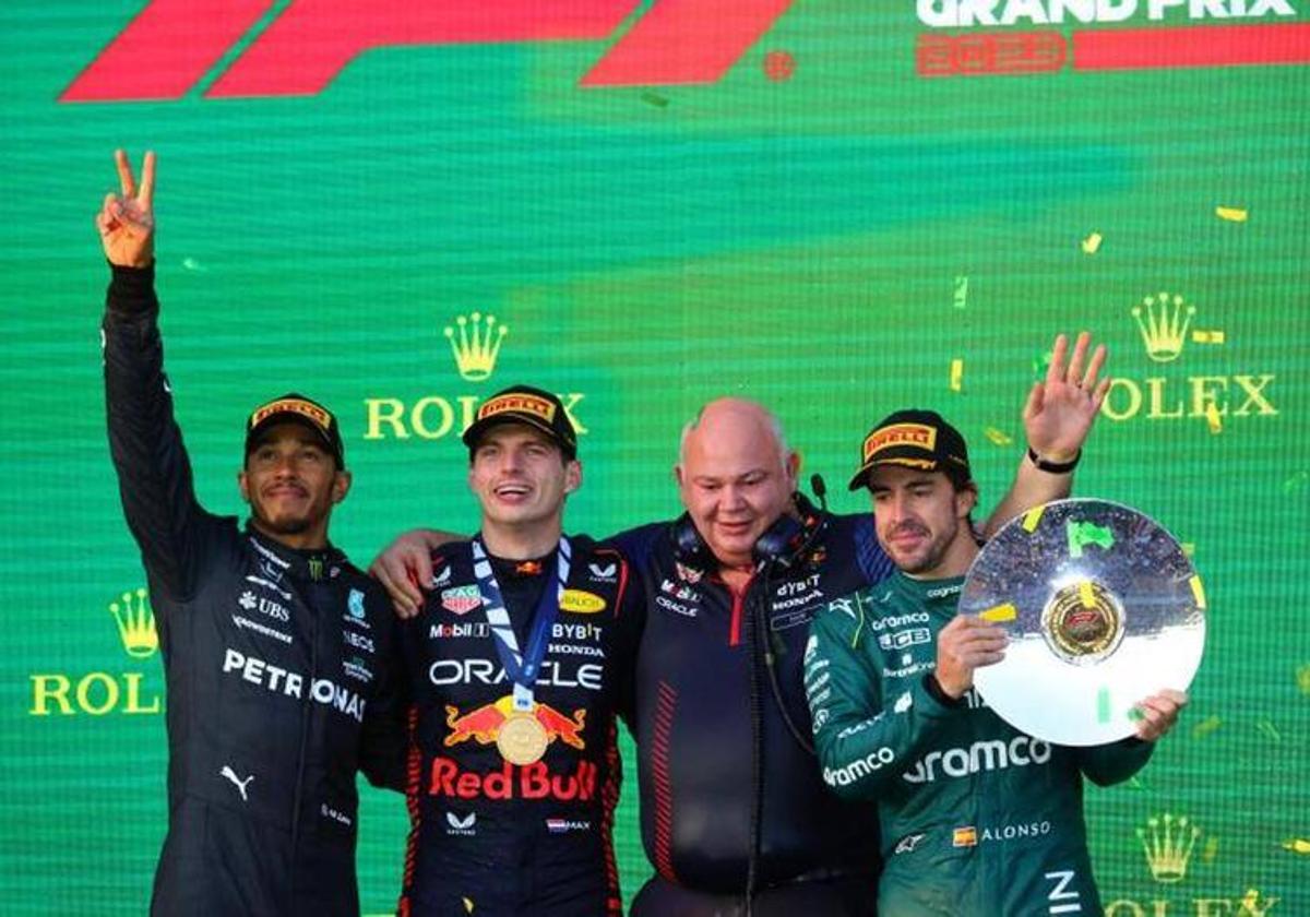 Lewis Hamilton, Max Verstappen y Fernando Alonso, en el podio del Gran Premio de Australia.