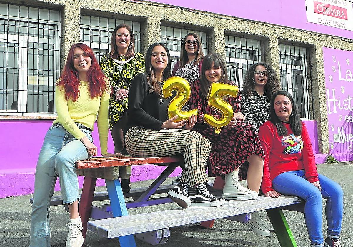 Miembros de Xurtir posan delante de su local en Los Campos.