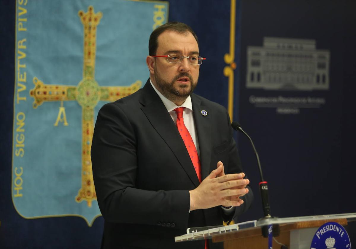 Adrián Barbón, durante la rueda de prensa esta mañana.